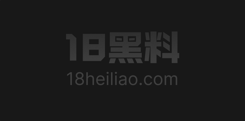 斑马线前两人殴打 白衣男子先瘫倒 灰衣男子跟着躺平 路人不仅不拉开 边看边笑出了声 - 图1